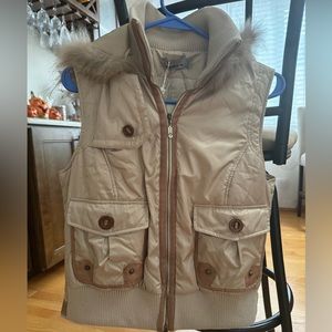 NWT women’s puffer vest with hood!